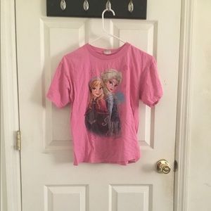 A child’s Disney’s Frozen shirt 👕❄️